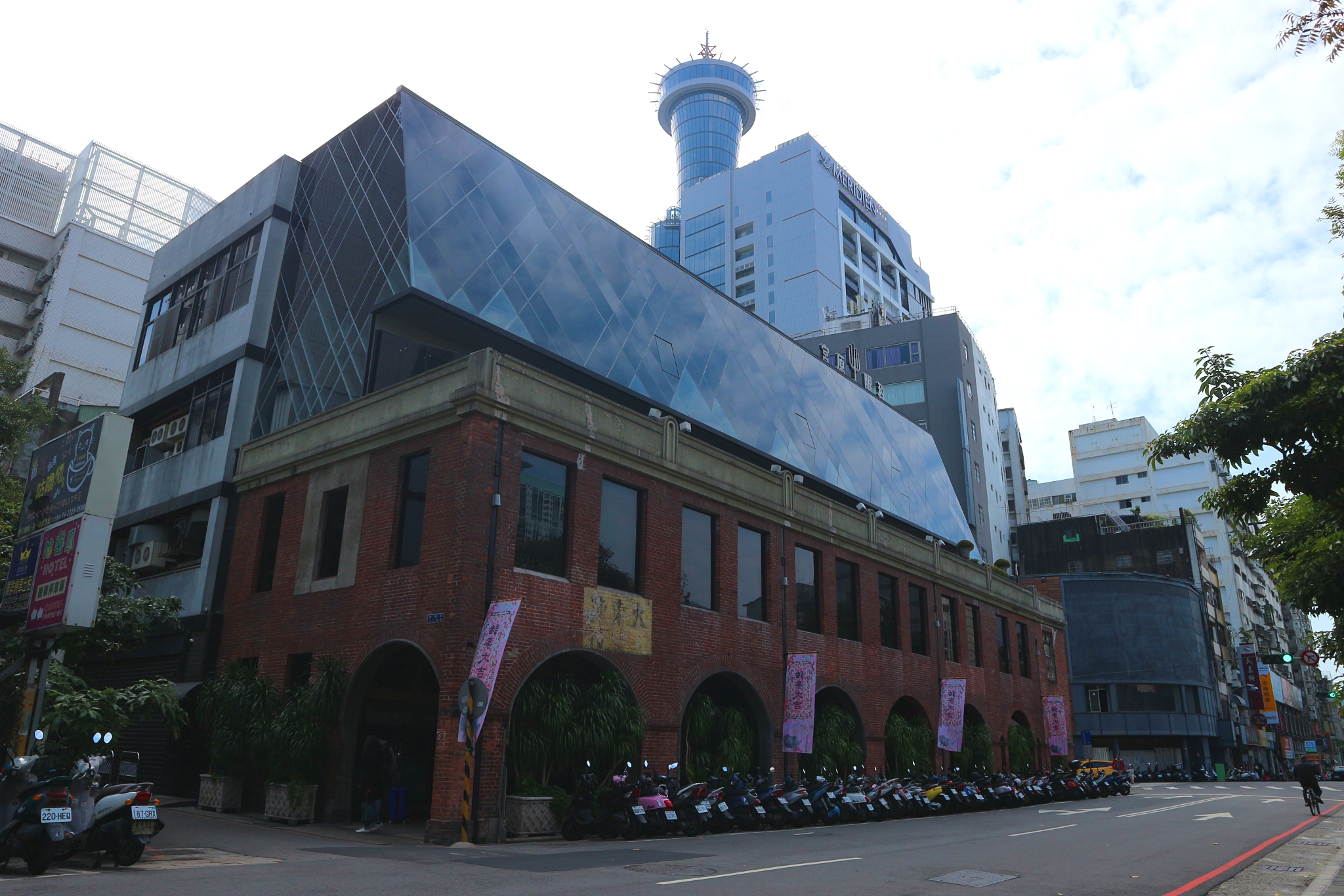 “医院”里卖凤梨酥，竟成网红景点，台中火车站的宫原眼科