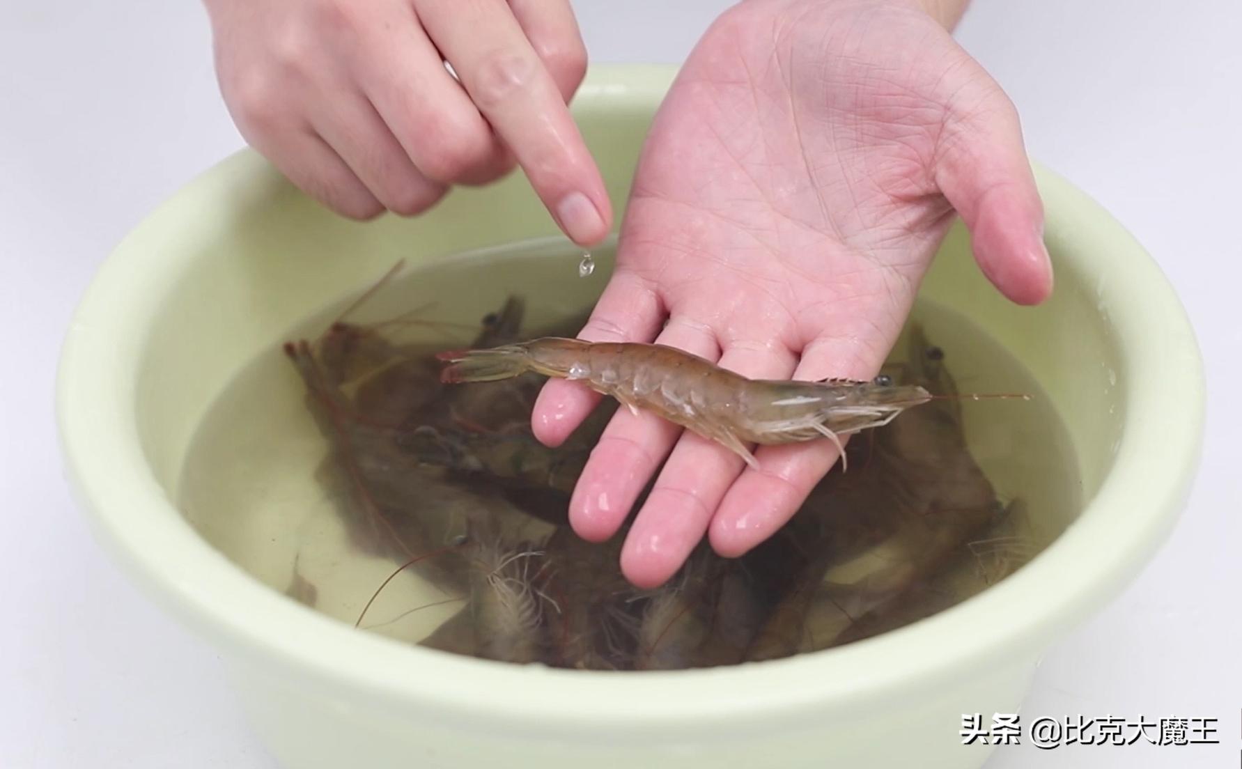 怎么完整剥虾壳取虾仁,剥虾仁剩下的虾壳的正确方法