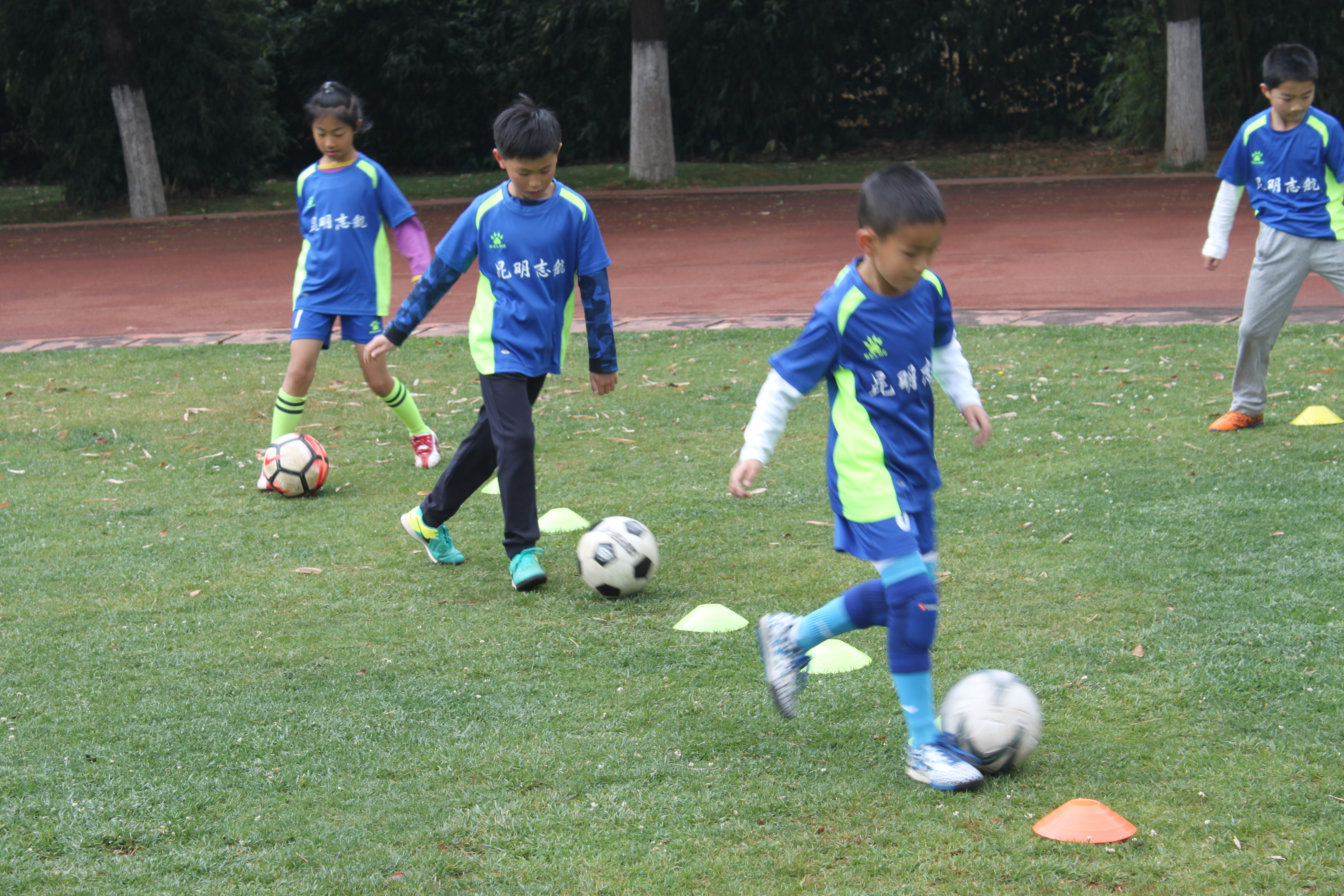 教小孩踢足球先从哪学起,少儿足球训练教学视频教程