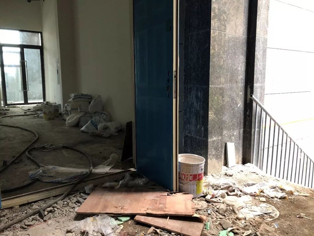 这个楼盘怪：商铺把门两头开，外人轻松就能溜进小区来