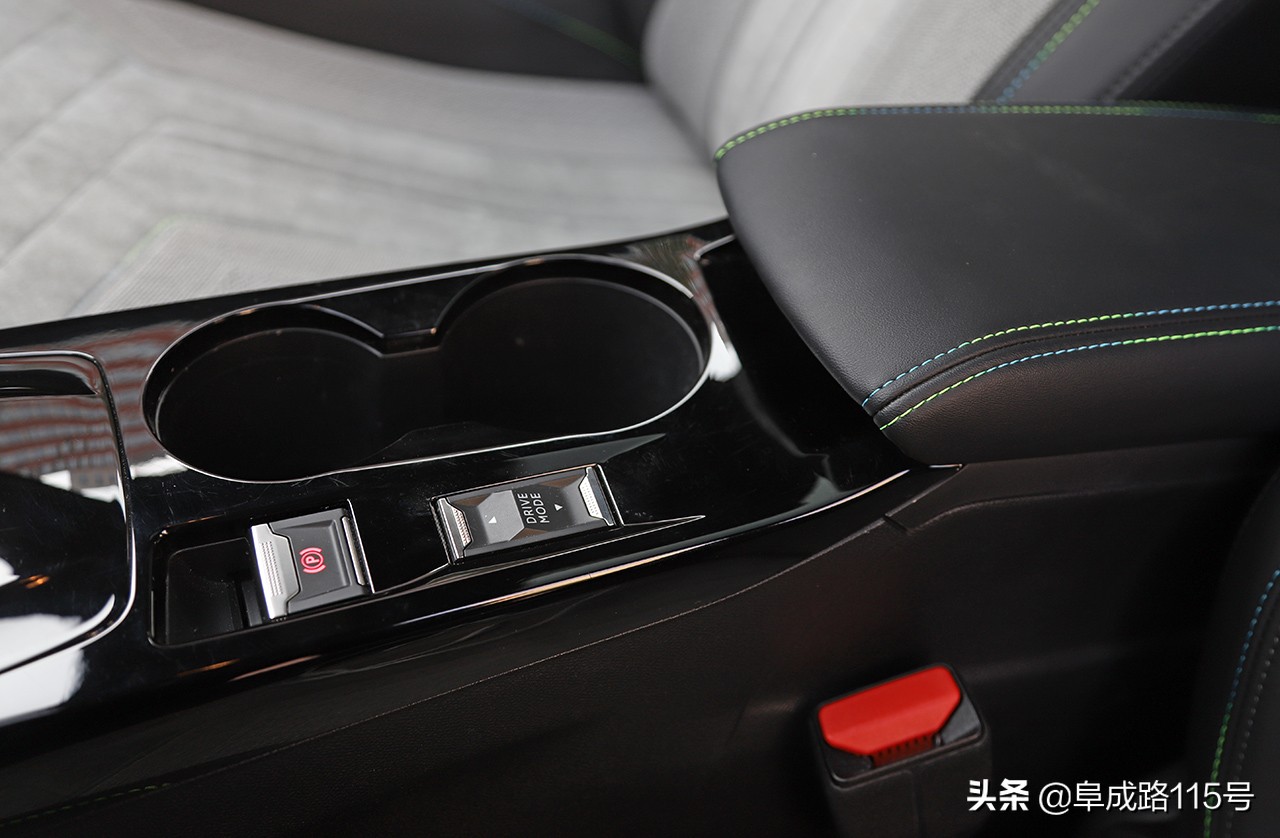 奶帅的面孔，裸眼3D的内容，一身名牌的e2008缺点究竟在哪