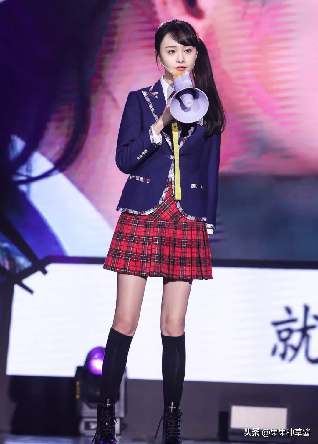 杨幂黑色字母袜王牌对王牌,杨幂格子衫高筒靴秀逆天长腿