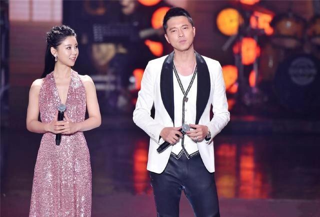 李小萌黑色礼服出席活动图片,李小萌白色吊带