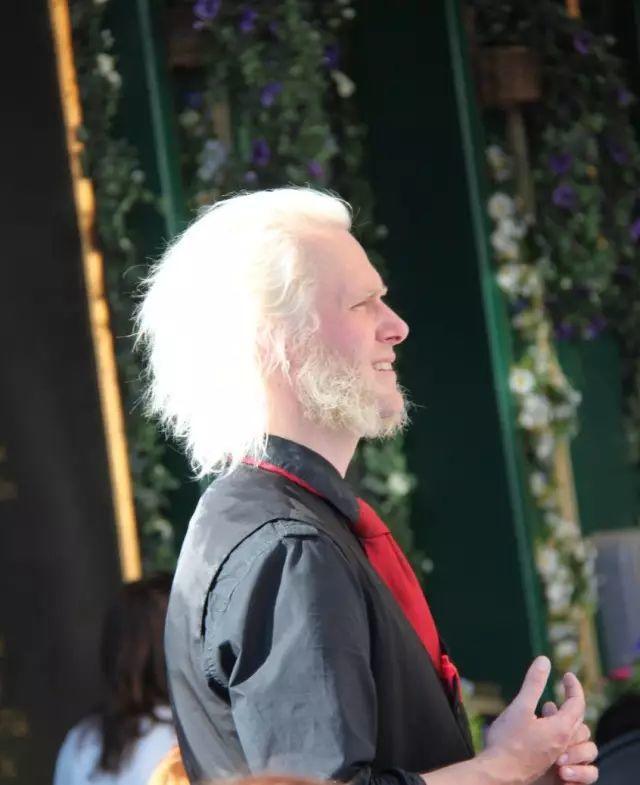 深夜除了晒烤串，还能晒太阳