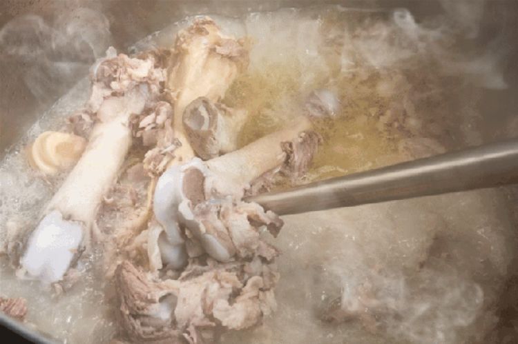 面馆老师傅教你小窍门,20年老汤熬制方法