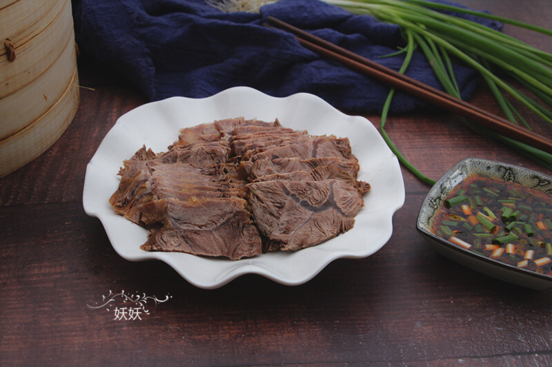 卤牛肉，记住这些小窍门，牛肉不老不碎有嚼头，方法简单一学就会