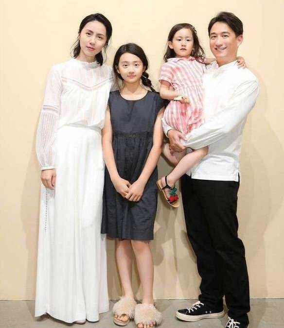 黄磊孙莉领证17周年晒贴脸自拍,黄磊和孙莉结婚20周年