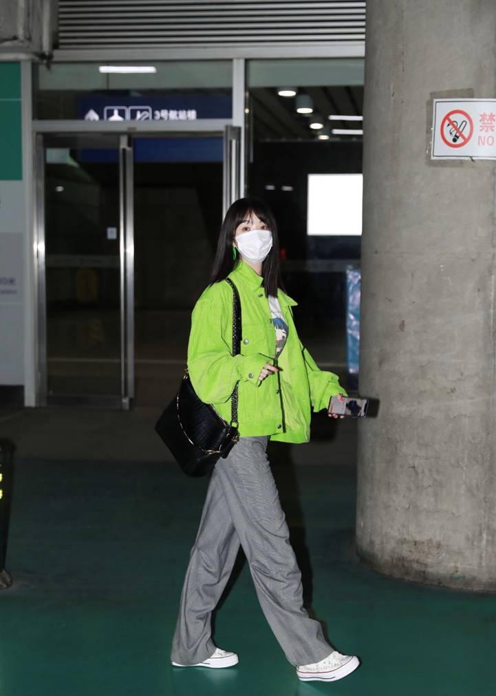 李菲儿夏季清凉穿搭俏皮可爱,李菲儿羊羔绒外套搭配