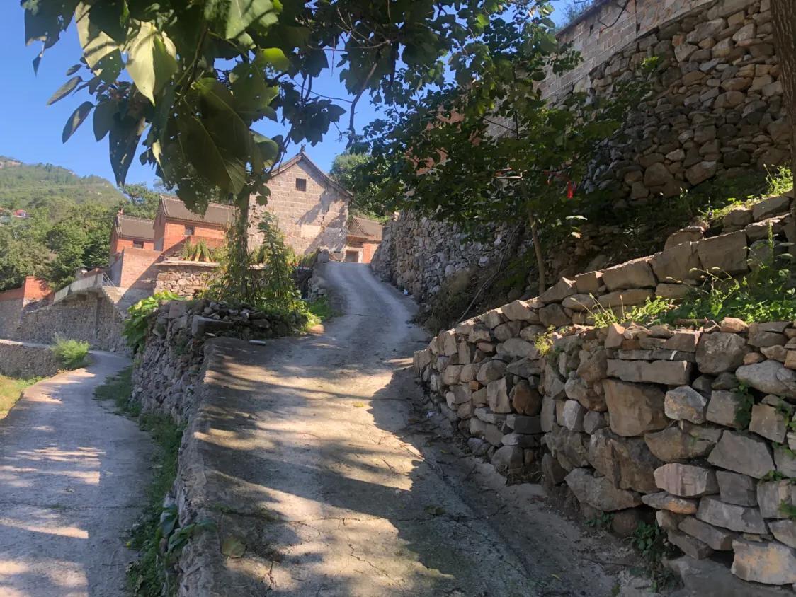 走进太行山深处山村,走进古老的石头村