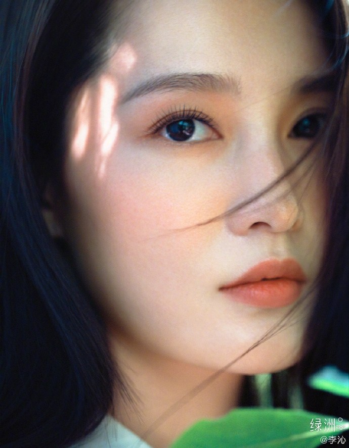 李沁侧颜一样的图片,李沁肤白貌美美得让人着迷