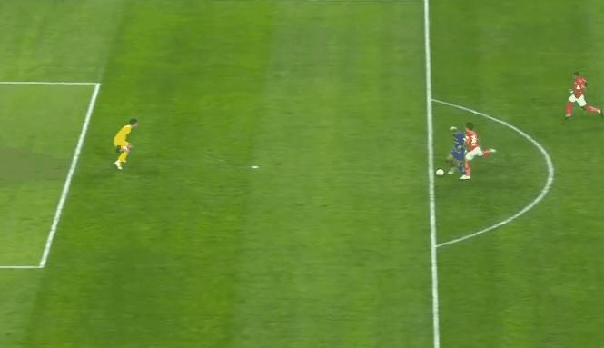 服了!比恒大失冠更值得深思:韩国金哨用3镜头,打脸中超裁判