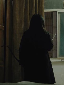 向对面出租屋射了一箭：80后妈妈王莹在城中村的实验艺术