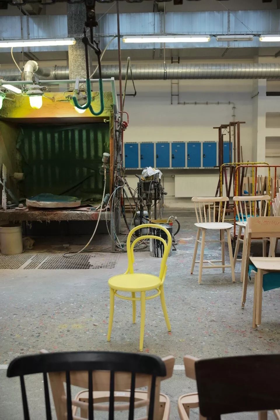 探访TON工厂看经典椅子背后的故事|疯狂24h我们去捷克干了啥？