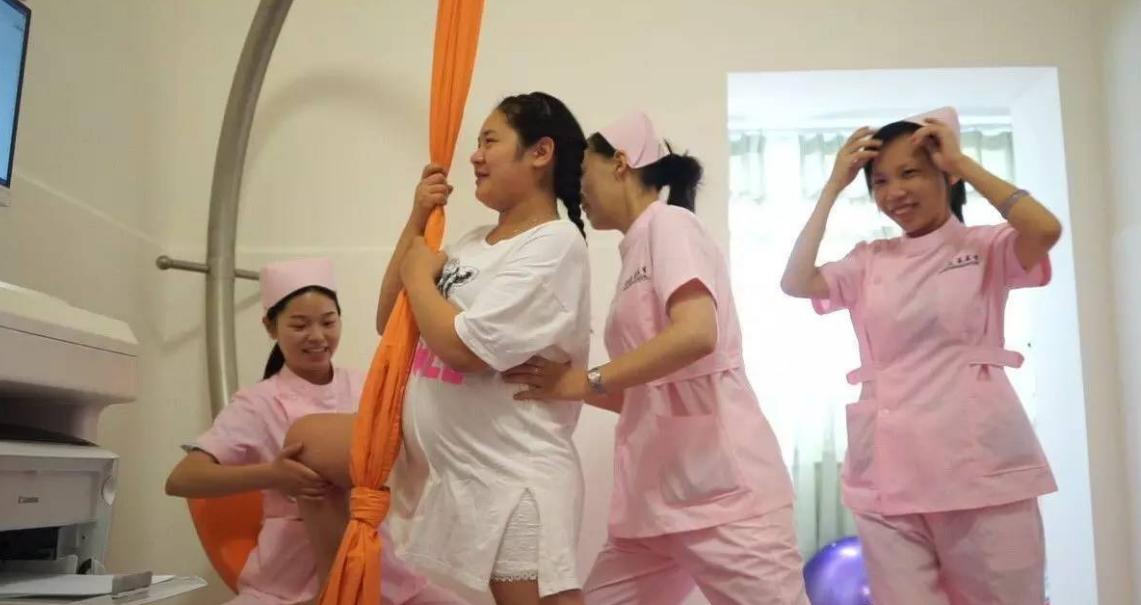 孕晚期检查一大难关，内检细节老公听了想打人，孕妇尴尬又心酸