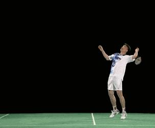 羽毛球杀球和高远球发力一样吗,羽毛球后场被动高远球发力