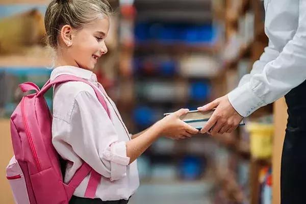 九岁女孩撒谎编造故事,九岁的女孩总是撒谎怎么办