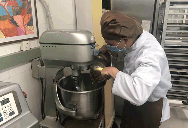 用3年时间,学会普通人3天能学会的工作!南京爱德面包坊,只为让“喜憨儿”活出尊严