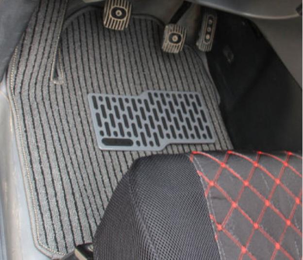 如何选择汽车脚垫实用是最重要的,汽车脚垫选购