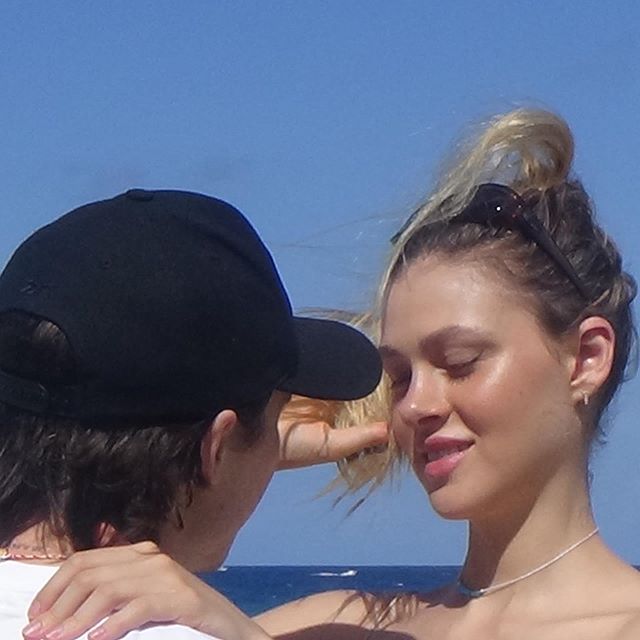 贝克汉姆小七微笑图片,贝克汉姆晒和小七对嘴亲亲合照