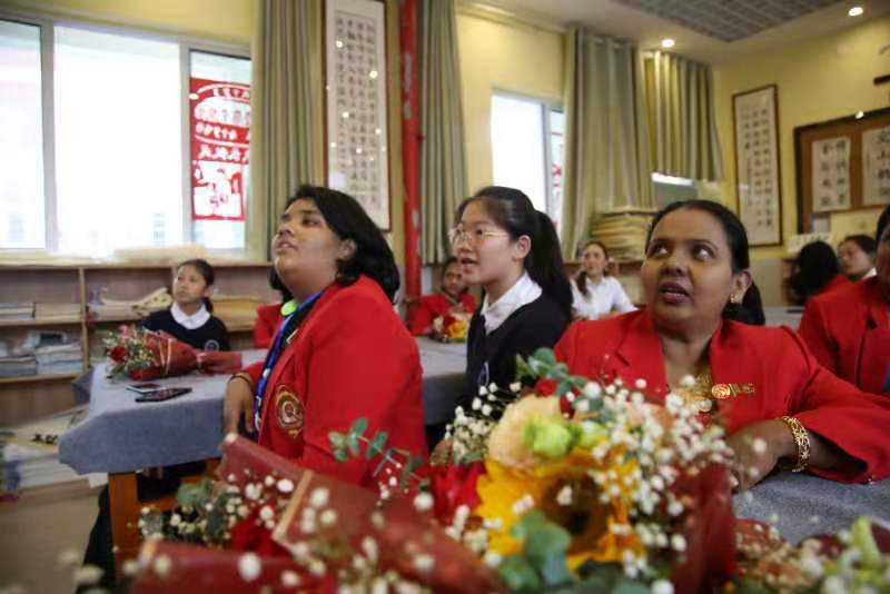 外国语里盛“国风”，这个“实验”既“好嗨”又雷人