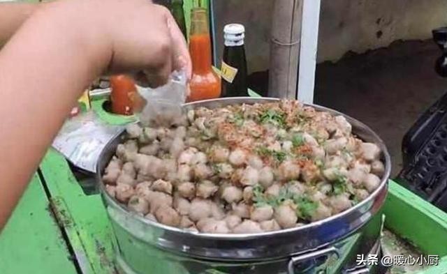 大妈校门口卖罕见小吃半天卖出,小伙街头卖小吃10元1个日卖400个