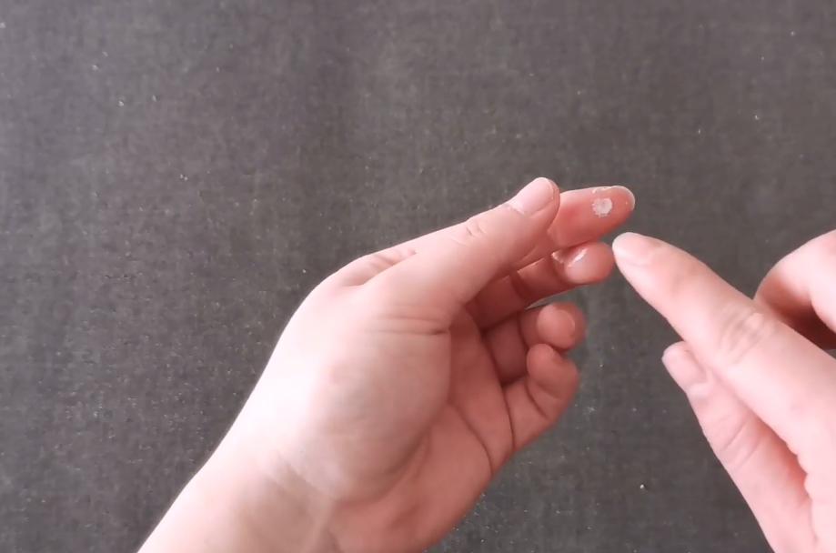 被502胶水粘住手教你一招解除,手指被502粘住了已经硬化了怎么办