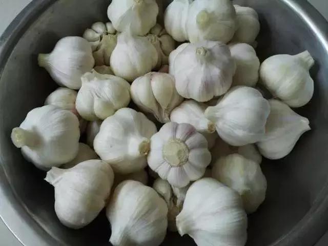 用了多年的腌糖蒜秘方，又脆又甜超好吃，方法简单，分享给大家