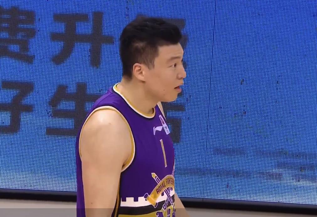 睁眼说瞎话？李根踹裆动作被抓，解说表示问题不大，裁判直接驱逐