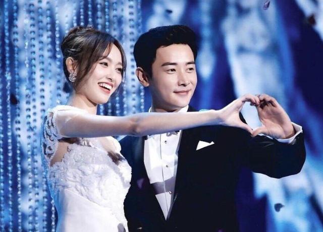 唐嫣晒家中内景照，穿名牌对镜头玩自拍，家装风格走传统路线