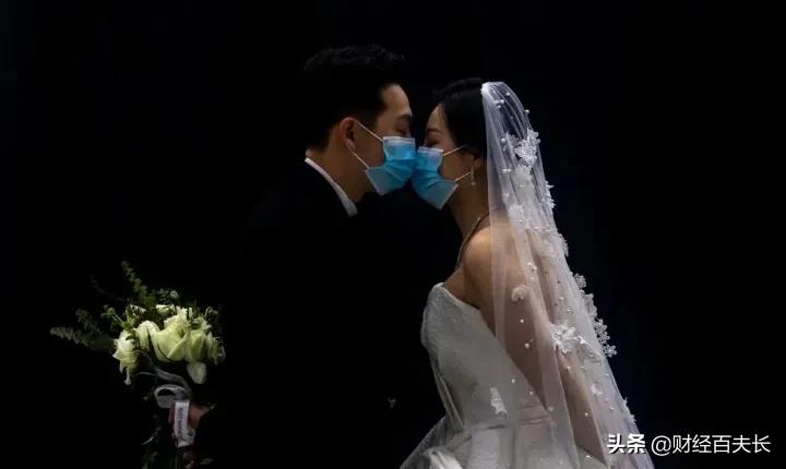 报复性消费不来了，但结婚潮会：婚纱订单暴涨280%，影楼档期扎推