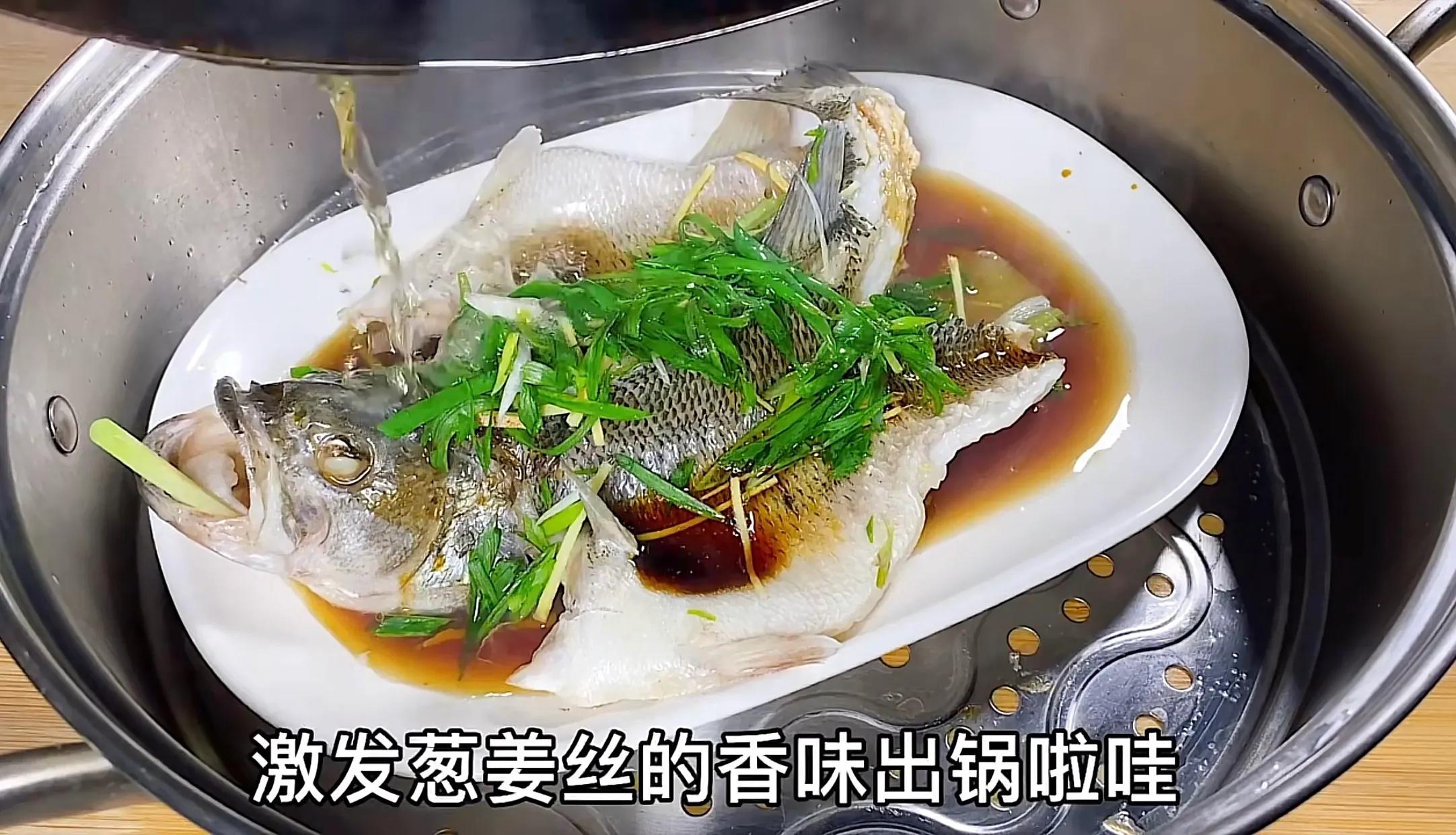做清蒸鱼时万万不可放盐和料酒,清蒸鱼最忌放盐和料酒