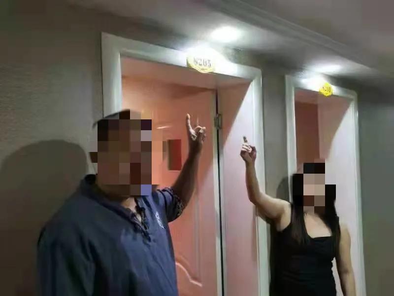 保健会所里淫秽秘密被揭露！14名男女当场被抓！