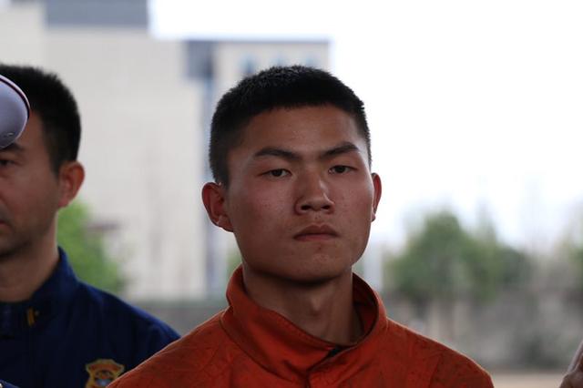 他们脸上蒙着一层烟灰,像是长进了皮肤里,有人看着战友牺牲无能为力,有的被战友推离危险