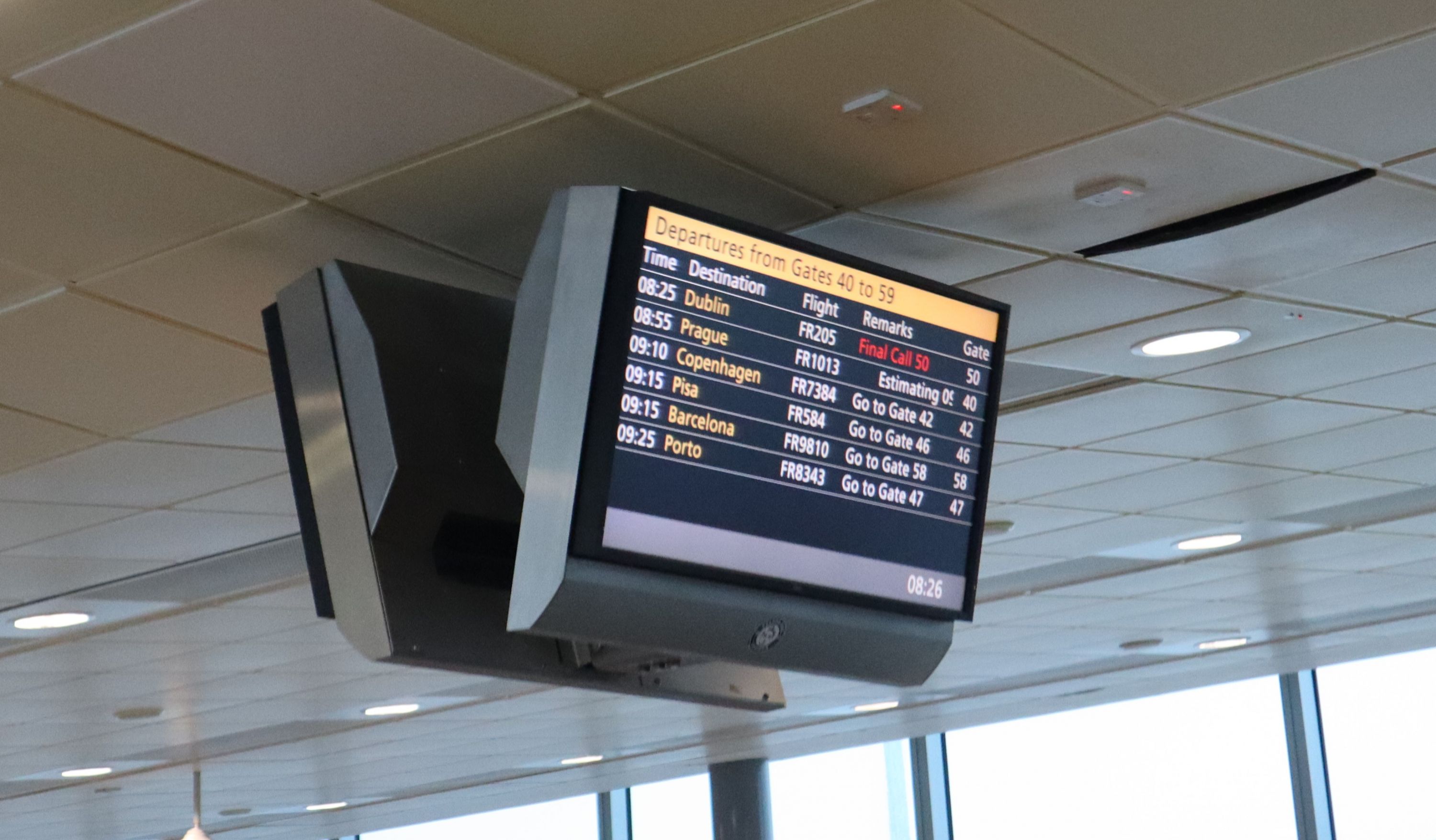 票价100块的欧洲超短线！座椅比国内廉航还窄，坐几分钟都受不了