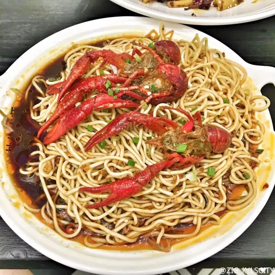 来成都带你去逛春熙路吃小吃,成都吃的特色美食攻略春熙路周围