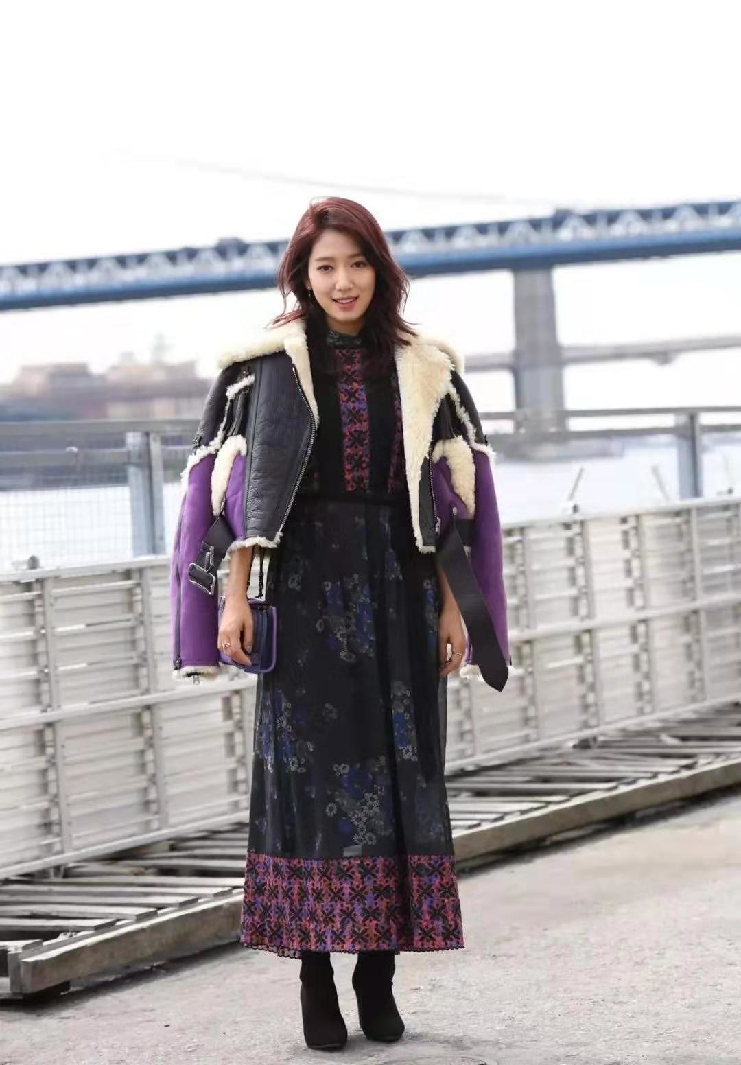 呢子大衣已经落伍了，今年流行“看起来很有钱”外套，洋气又保暖