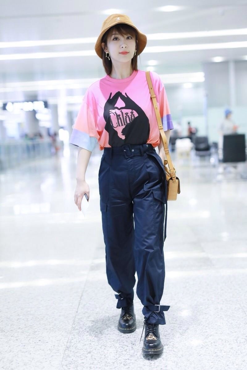 脸偏黄显老该怎么挽救,皮肤偏黑黄穿什么颜色显白