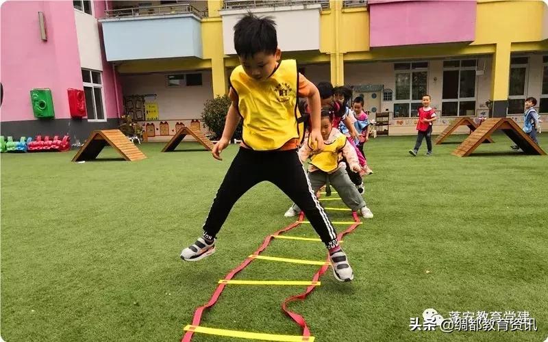 幼儿园趣味竞技活动,幼儿园如何开展足球特色活动