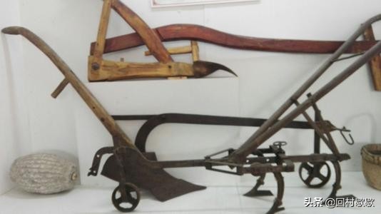农村农民常用的农具锄头,90年代农村老工具锄头