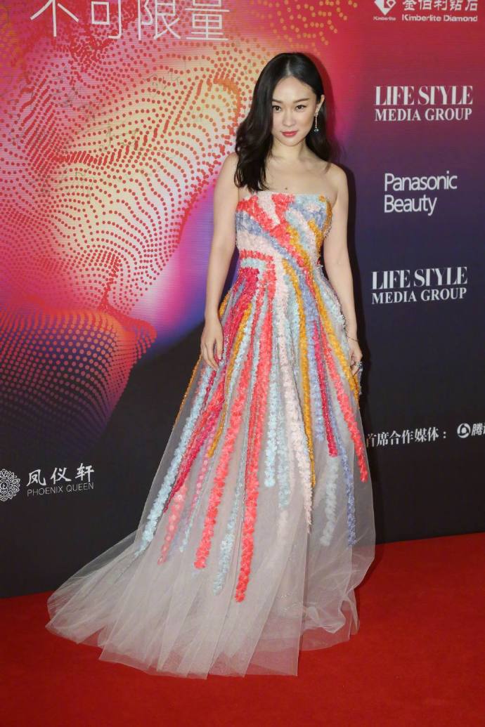 霍思燕现身机场时髦打扮秒变18岁,霍思燕颜值巅峰白纱裙