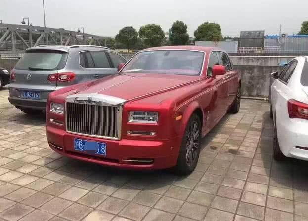 劳斯莱斯里面配的雨伞,劳斯莱斯上带雨伞