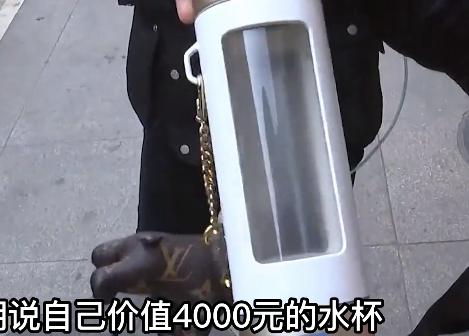 女子4000块保温杯被开水烫坏,高科技水杯被服务员倒热水