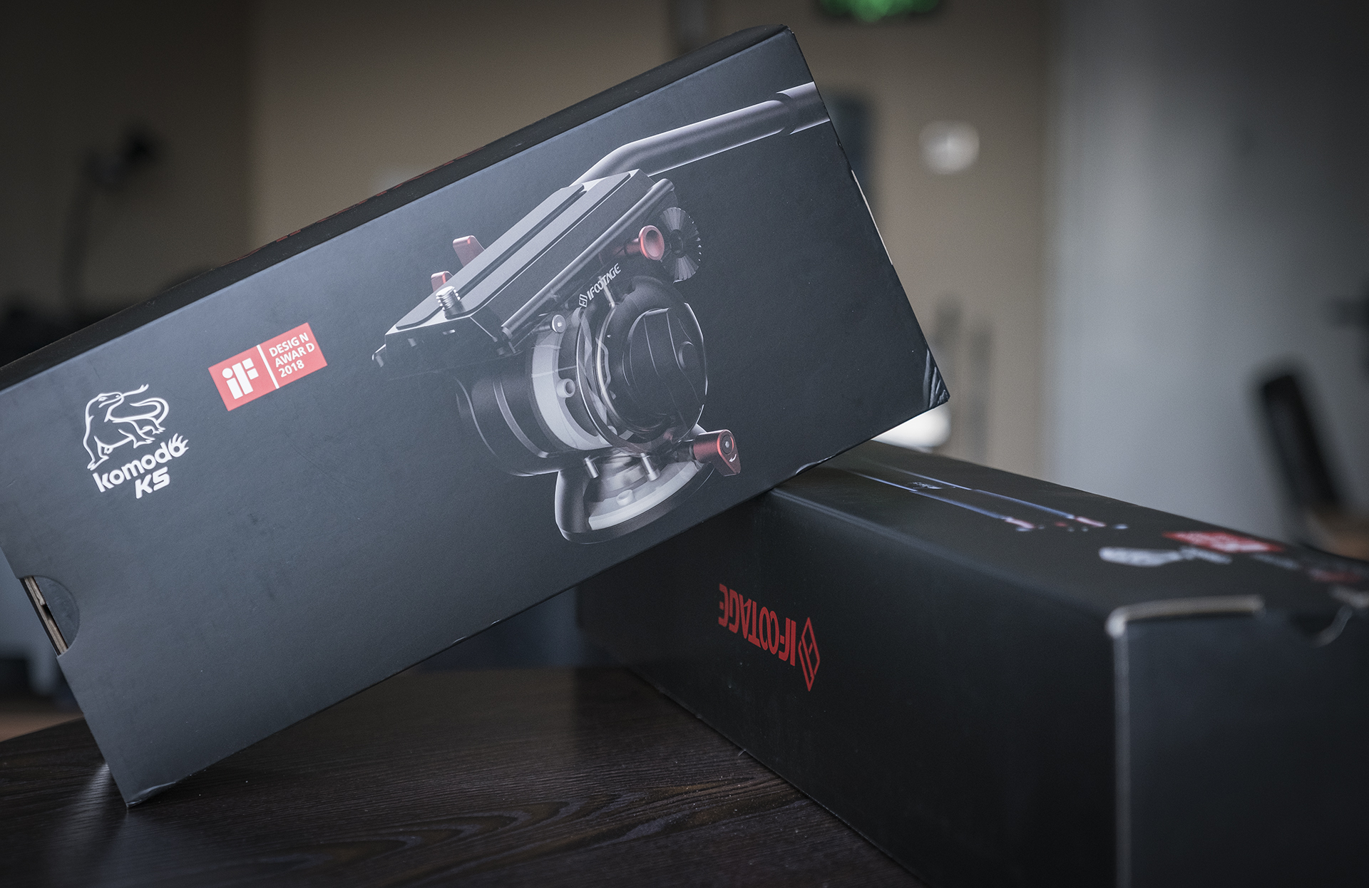 聚目开箱丨明明能靠脸，偏要拼才华——印迹COBRA2代独脚架开箱