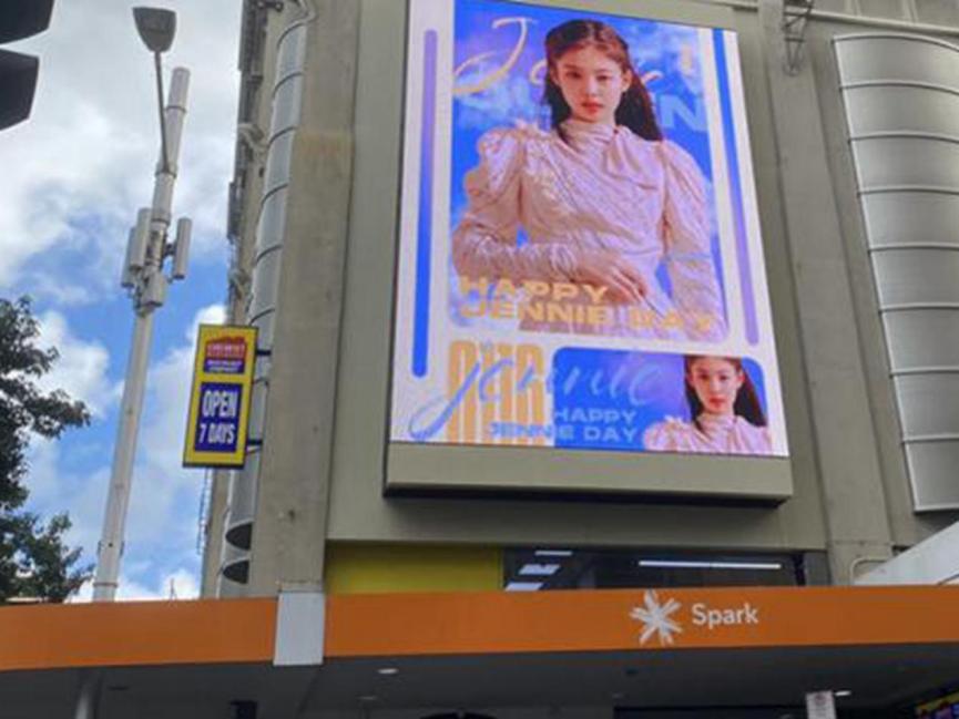 中国粉丝为韩国女星送百万奢侈品礼物，怒怼网友抨击：你管得着吗