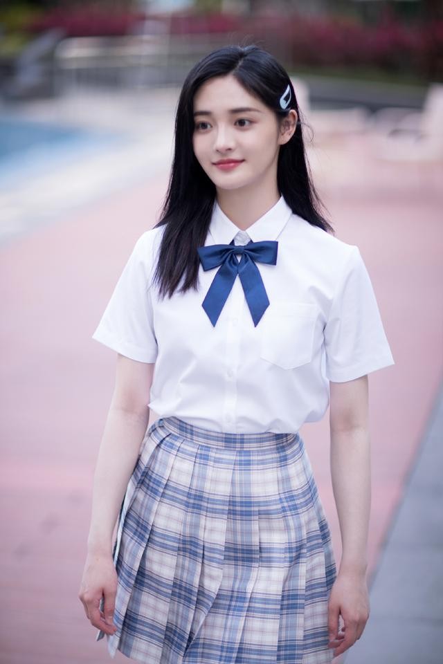 徐洁儿穿条纹裙子的视频,徐洁儿黑白刺绣裙