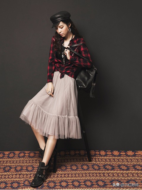 40岁女人减龄穿搭牛仔上衣加纱裙,牛仔外套配纱裙真好看