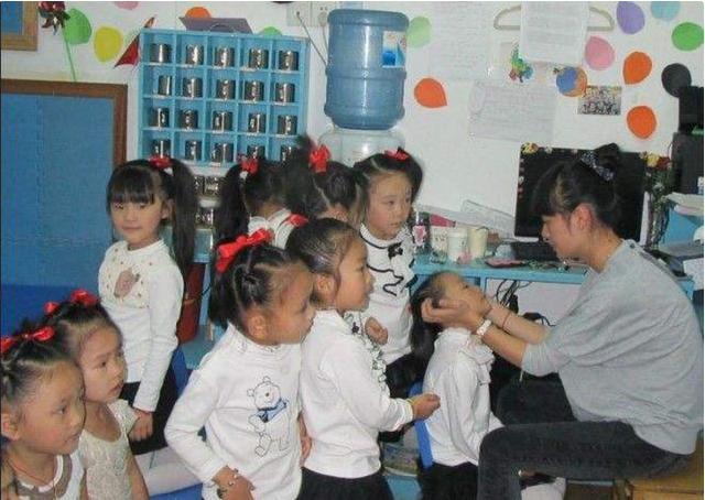 幼儿园小朋友被排挤最明智的做法,孩子在幼儿园受到排挤怎么处理