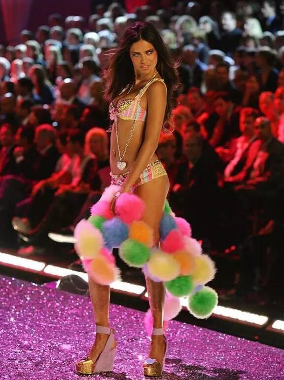 世界超模维密走秀图集,维密超模刘雯图集