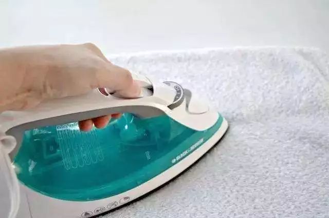 教你个生活小妙招，这样洗出来的白袜子跟新的一样