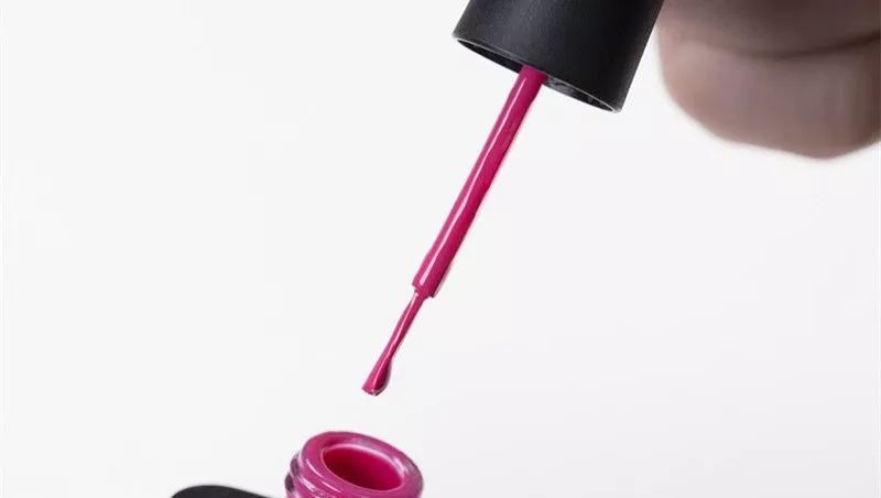 甲油胶难涂匀是胶有问题吗,裸色甲油胶为什么涂不匀